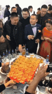 妹子|爆笑GIF: 妹子, 你虽然是个高人, 但是衣服不能这样穿