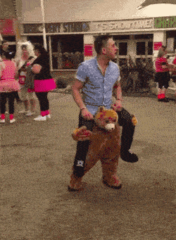 哥们|GIF搞笑段子:哥们,你骑的到底是什么东西啊!