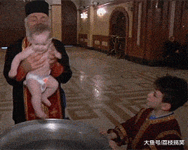 大师|搞笑GIF:大师,这是要给孩子开光吗?