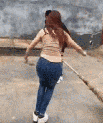 老师|搞笑gif趣图:大神一样的指挥,这走位很到位啊,你这么厉害,你老板知道吗!