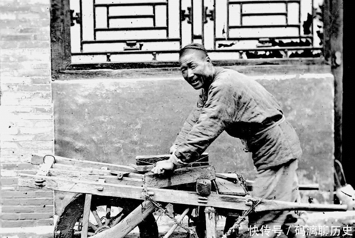 清朝老照片图二先进的工厂让人感觉不可置信图四是传统做鞋的老手艺