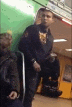 大哥|搞笑GIF:大哥,叫你媳妇来吧,这样太丢人了