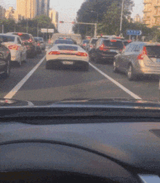 高空|爆笑GIF图:哥们是你自己要求高空跳伞的,别晕呀