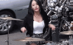 叔叔|搞笑GIF动图：姑娘，不就打个鼓嘛，至于漂亮成这样吗？