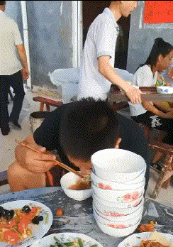 太上皇|搞笑GIF:这是遇到你家太上皇了吗?行这么大礼