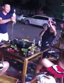 尴尬|搞笑GIF趣图:你也曾经有过夹不起菜的尴尬吗?