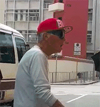 妹子|搞笑GIF：哥们，你这样看，两位妹子都不好意思了！