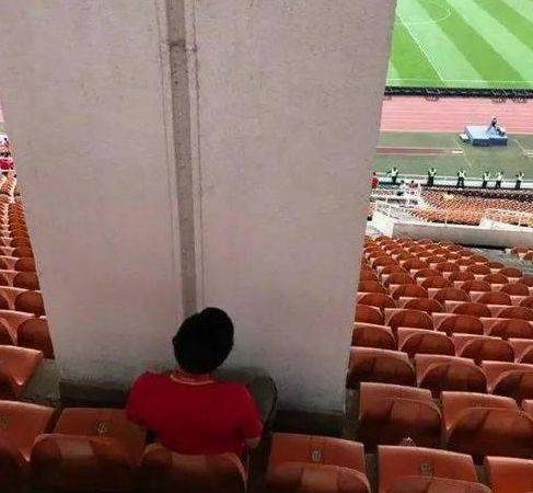 表嫂|搞笑GIF：抬头一看，发现我倒了一碗牙签！