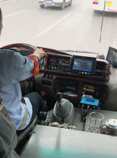 箱子|搞笑GIF趣图：熊孩子的日常，一箱子鸡蛋这样被糟蹋了