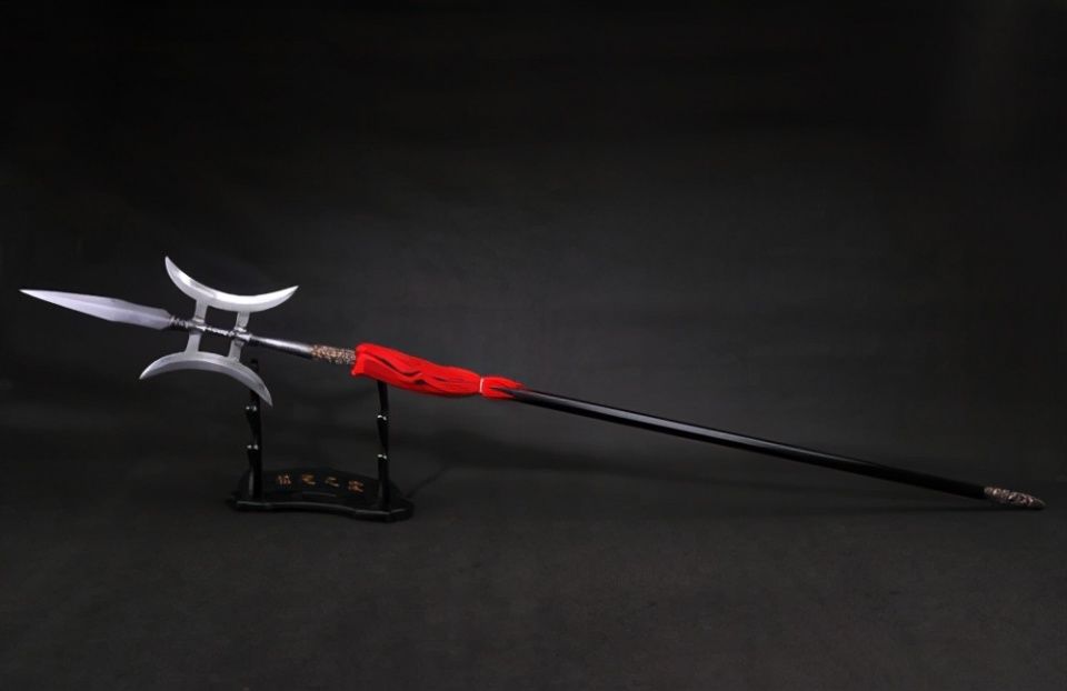 有很长的戟杆,顶端有金属枪尖,枪上部有两个横柱连着两侧的月牙形利刃