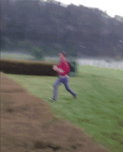 妹子|搞笑GIF动图:妹子,你没那技术就别跨栏了,这下尴尬了