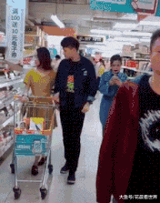 惊喜|搞笑GIF：这样的狗子我不敢养，我怕它说我笨！