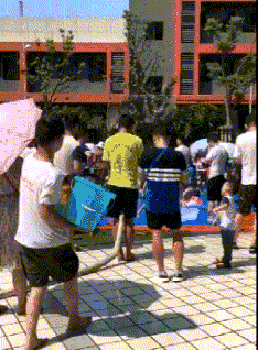 电动车|奇葩！电动车悬在半空中，接连电线杆充电？