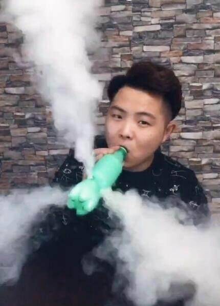 大师|搞笑GIF:大师,这是要给孩子开光吗?