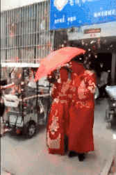 着急|搞笑GIF：没事，你别着急，这饮料都拿来了！