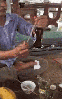 瓶盖|搞笑GIF:娶了这样的媳妇 每天动不动就挨削 真的好怕她