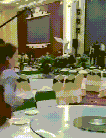 大哥|搞笑GIF:大哥你的头天生能弹奏啊!