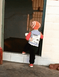 姑娘|搞笑GIF: 姑娘，你这车也实在是太小了吧