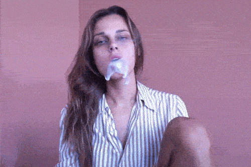 姑娘|搞笑GIF: 姑娘看看你，抽烟都抽成什么样子了。