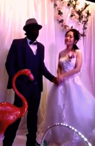 灯光师|搞笑GIF动图：灯光师！怎么不给新郎补光啊！