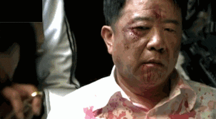 妹子|搞笑GIF：后面老奶奶还在轻微的模仿呢