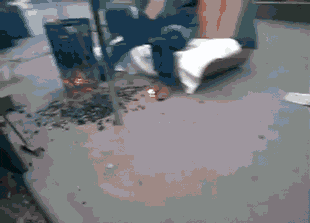 经费|搞笑GIF动态图：“让你皮，还皮不？”