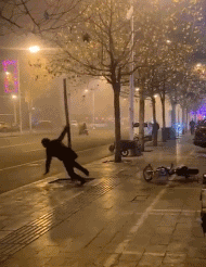 肖邦|趣图 |?? 朋友要买车，找我咨询四驱和两驱的区别。