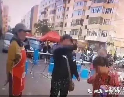 民警|笑喷！俩老太为1元钱，上演倒地闹剧：谁先起来谁吃亏！