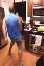 老虎|搞笑GIF:大哥,你看的什么书,你看把旁边姑娘吓的!