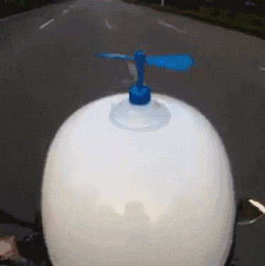 哆啦|搞笑动态图GIF: 哆啦a梦马上要起飞了。