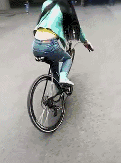 妹子|搞笑GIF趣图:这妹子才是真正的老司机!一般人骑不了这个车子。