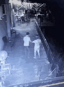 两个|GIF搞笑趣图:你们两个发生什么矛盾了!怎么把女朋友扔了!