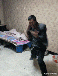 无处不在|搞笑GIF: 真正的友谊无处不在!