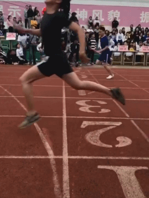 面包车|搞笑GIF：你家的这是羊？看着很厉害啊！可以跳这么高！