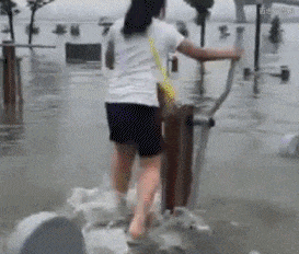 开门|爆笑GIF: 我没让你给我开门啊, 你给我关上, 哼!