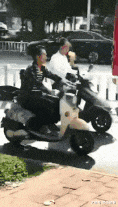 瓶盖|搞笑GIF: 咦,这不是刚才让我帮她拧瓶盖的姑娘吗