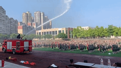 搞笑gif▼人工降雨了解一下