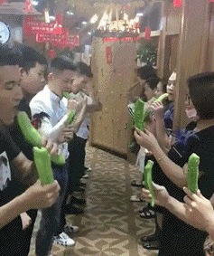 乐呵|搞笑GIF：今天公交上遇到的网红小姐姐！