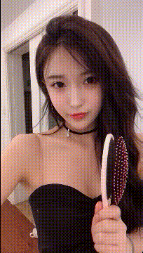 妹子|搞笑GIF：回弹。