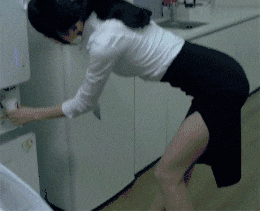 妹子|搞笑GIF趣图：台风确实好大哦，吹得摄影师拿不住机器