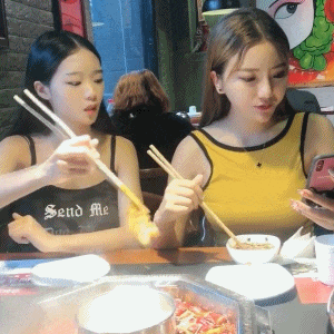 餐巾纸|美女被闺蜜下套吃麻辣餐巾纸,防不胜防!