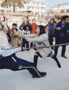 咯噔|搞笑GIF图：美女你亲狗，但你亲狗屁股干嘛，旁边人都笑了