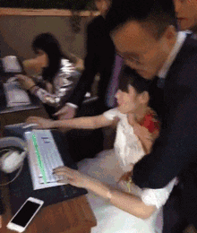 妹子|搞笑GIF趣图:妹子,这大婚的日子游戏不走,让新郎多难受啊