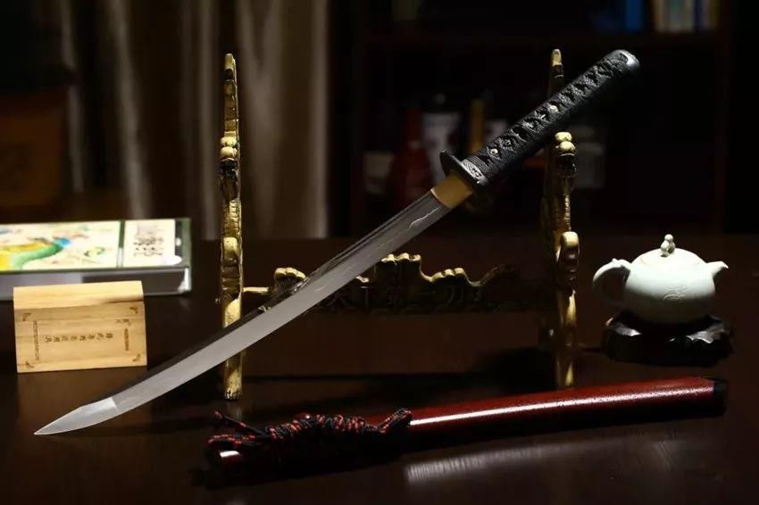 首先,骑兵也配置民长刀,在最基本的"队"的建制中,两个鸟铳手是正副