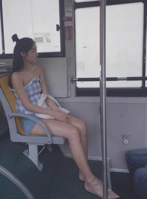 妹子|姑娘，你穿成这样出门，不怕衣服会掉下来