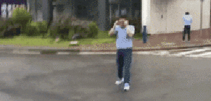 妹子|搞笑GIF：哈哈哈，妹子够机灵的，一看情况不妙直接跳到树丛里去了