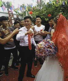 兄弟|搞笑GIF: 兄弟你看就看呗,你舔嘴唇是啥意思呀