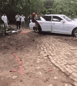 新娘子|美女, 这裤子是你自己剪的吧, 这样穿出来, 让人多尴尬呀!