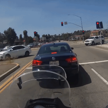 红灯|爆笑GIF图:我就想知道,这样闯红灯会被扣分吗?