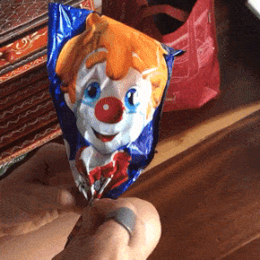 低头|爆笑GIF趣图: 作为女司机就得做好安全措施，一低头就知道是哪个了！